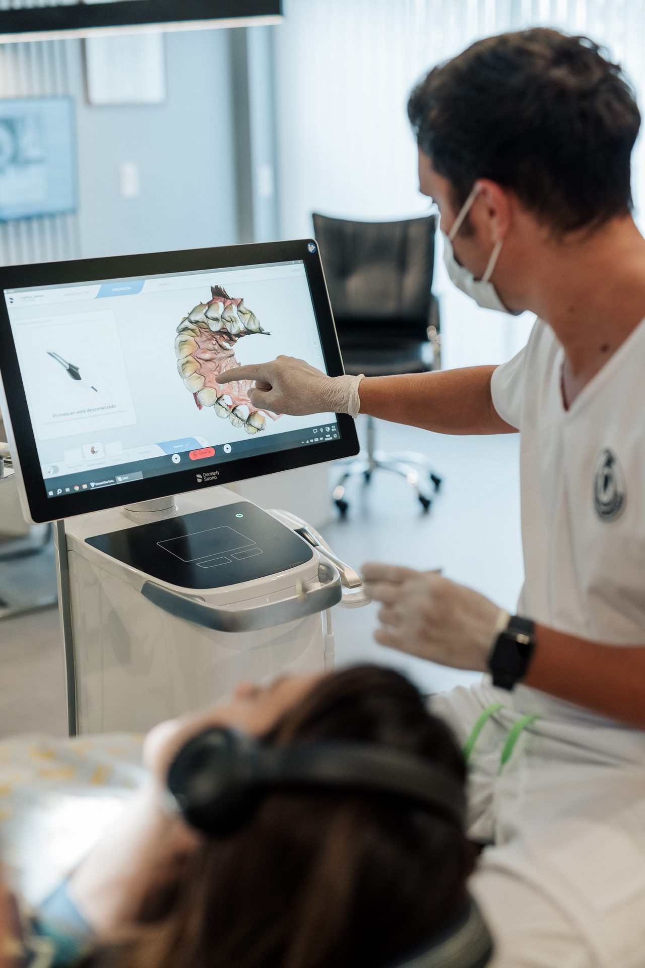Escáner intraoral digital en uso en COAM Odontología