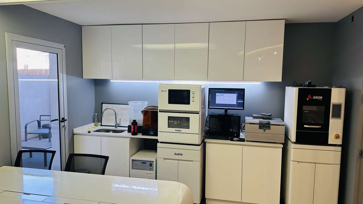 Laboratorio protésico propio de COAM Odontología en Recoleta, con fresadora CAD-CAM, hornos de sinterizado e impresora 3D