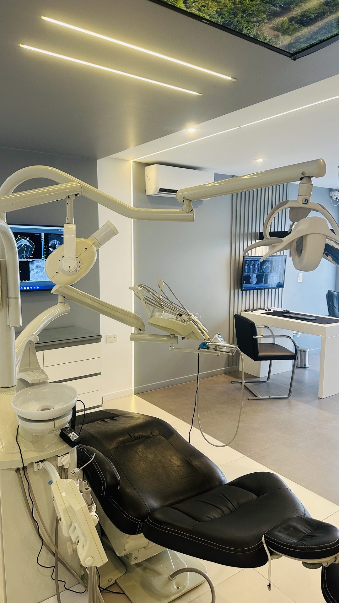 Sillón y equipamiento del consultorio de COAM Odontología