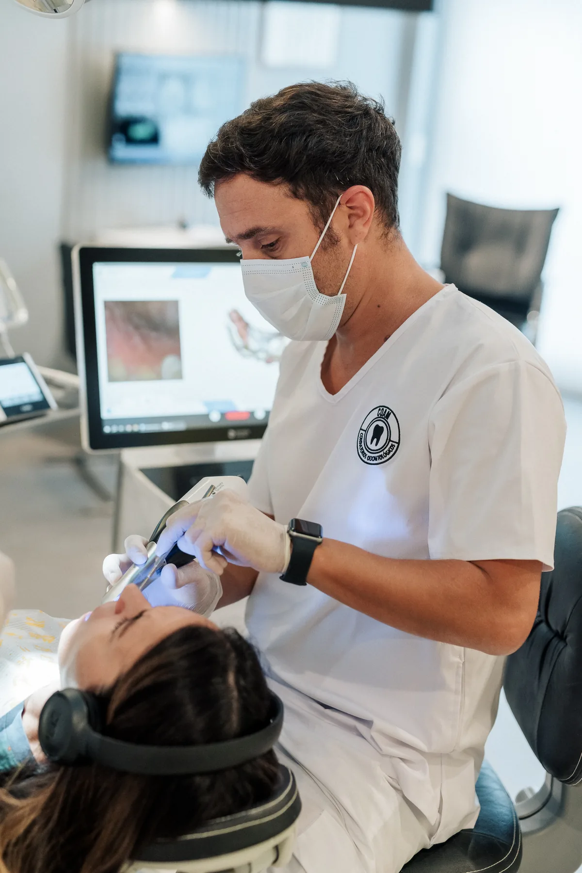 El Dr. Agustín Montoby realiza un escaneo intraoral digital a una paciente en COAM, Recoleta